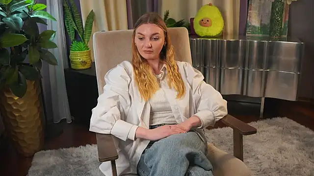 Live webcam thumbnail of KamilahPardo from . Watch my show!