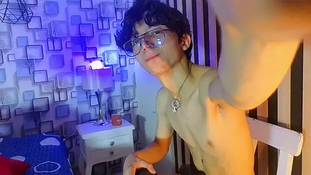 twink_sebas7 (M twink) - Twink Flex my muscles and stroking cock