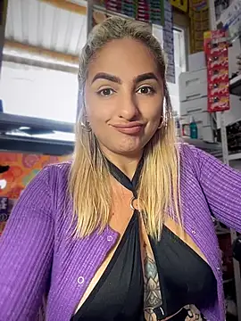 sammyqueenx21 (G milf) - cream for my boobs public