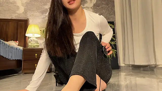 美女meowLili在线直播