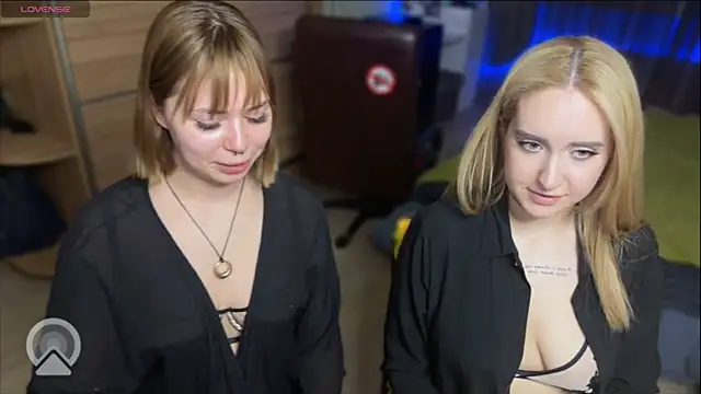 xxx_sandra_ (G young) - play with naked nipples