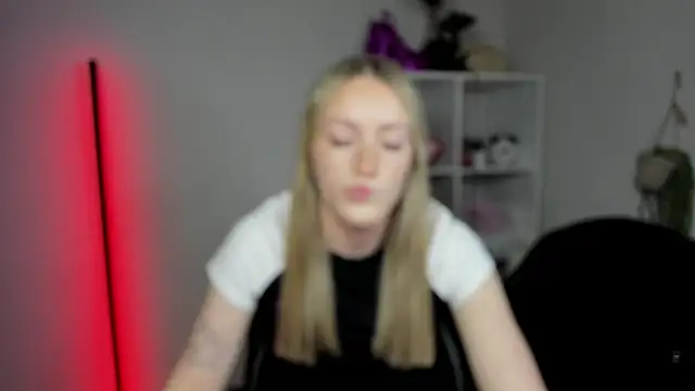 EvelynBlond webcam