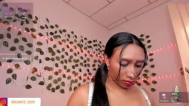 sexy_brunette_12 webcam