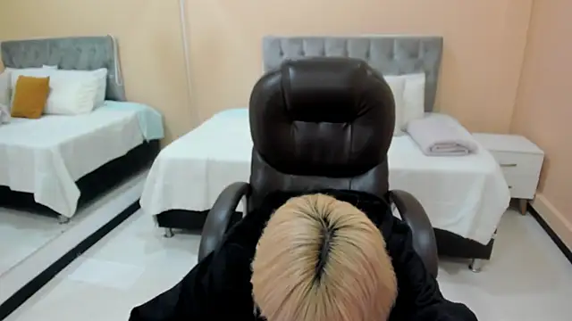 Bela_Craxkerr webcam