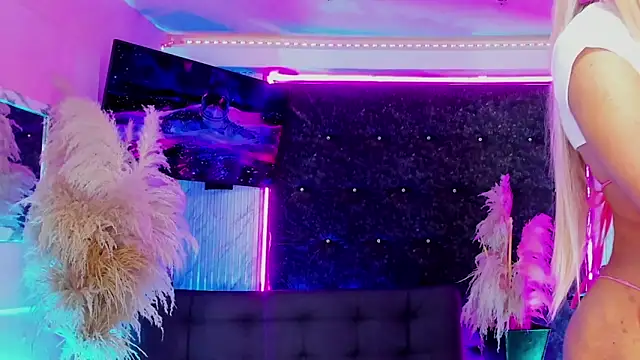 Queens_Wonders_Blonders webcam