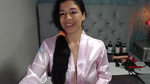 ginasailor (F young) - show pussy close up