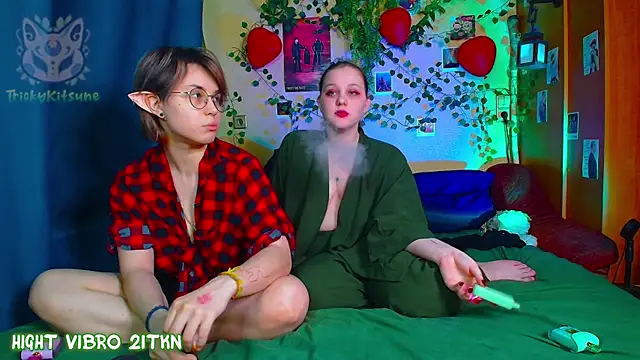 trickykitsune (Ask my age) - 🍀 Flash boobs