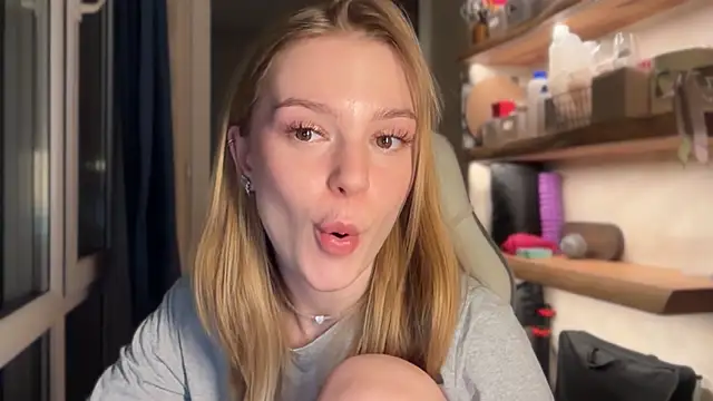 cyberl0ve_ (F young) - 10 spanks in doggy