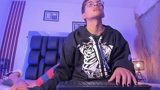 dalhia_and_hades (Ask my age) - 2 Fingers inside pussy👉🏻🍓