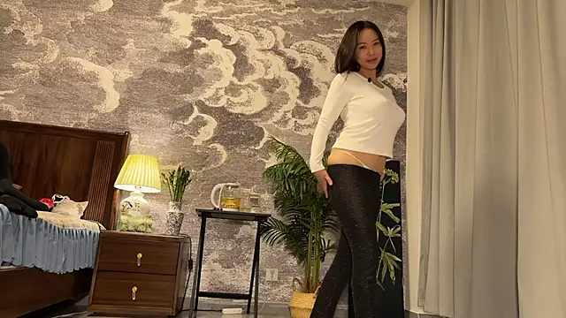 美女meowLili在线直播