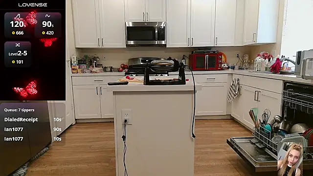 Blondiewithanass webcam