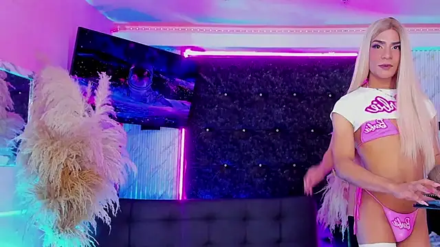 Queens_Wonders_Blonders webcam