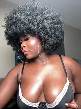 WomanNextdoor1 webcam