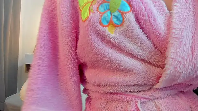 mask_red_girl webcam