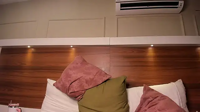 AriadnaHarper webcam