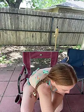 RoxyRedXO12 - brunette  live cam model from us