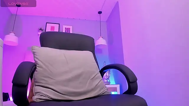 Lucy_Williiams webcam