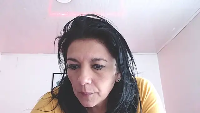 selena_yourmilf webcam