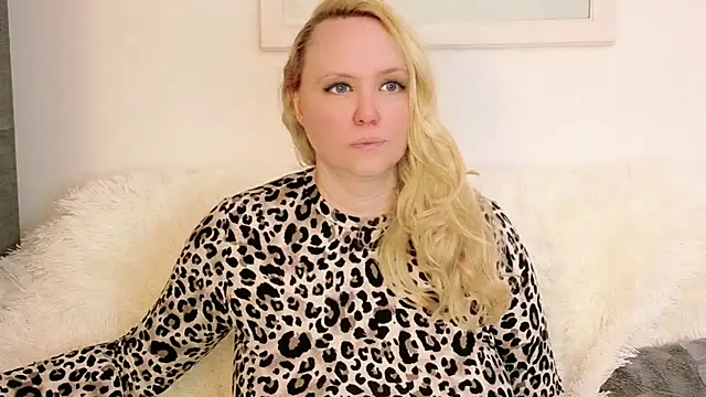 sarah4you (F milf) - make my day or make me cum :)