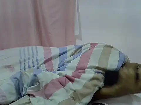 prettybeee - Prettybeee's free webcam - UK Sex Cams