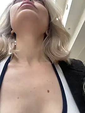 aka_Blonde webcam