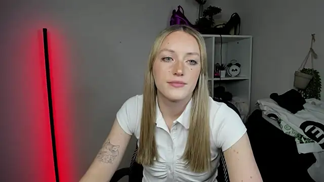 EvelynBlond webcam