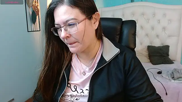 msjossie (F milf) - handjob with dildo on tits