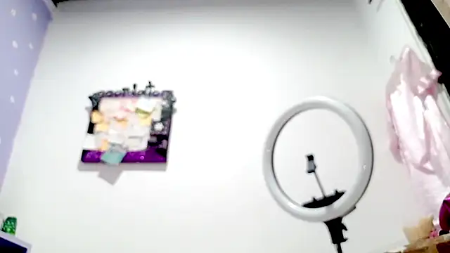 PetiteIvoryQueen19 webcam