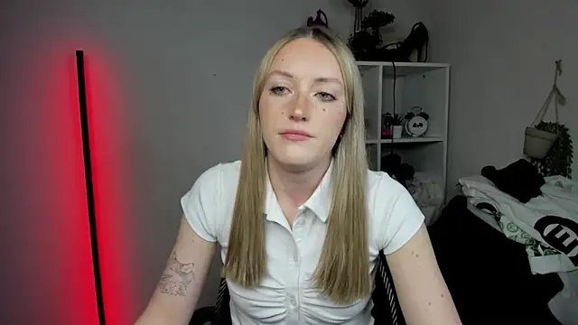 EvelynBlond webcam
