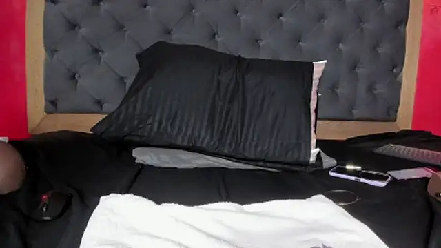 YayaHilton - Stripchat Cam Model