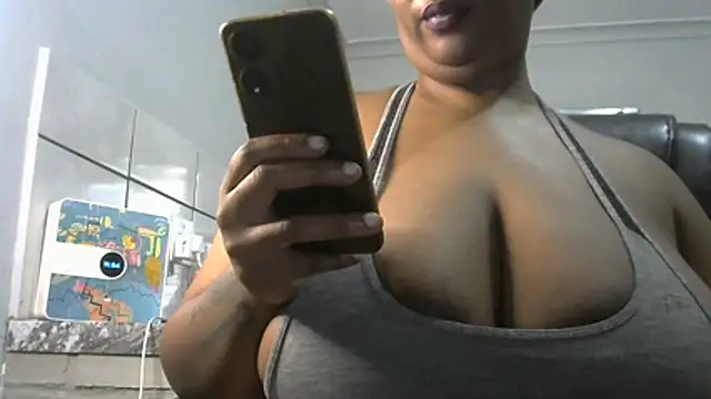 NippleMilkXx webcam