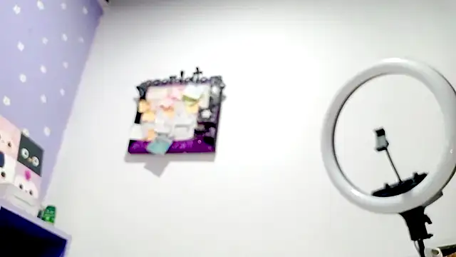 PetiteIvoryQueen19 webcam