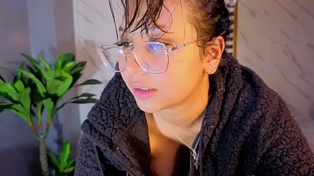 Kristen_black_T webcam