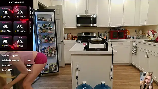 Blondiewithanass webcam