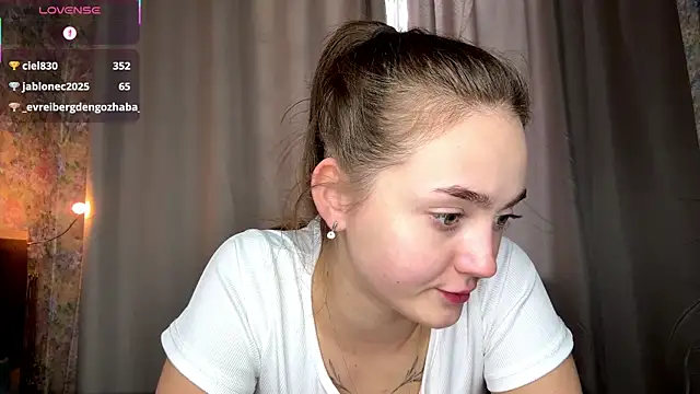 loradavi (F young) - Pinch my sensitive nipples