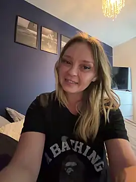 sky25x (F milf) - Suck toy with tits out