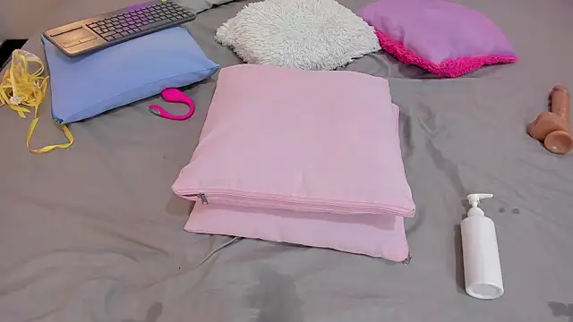 mask_red_girl webcam