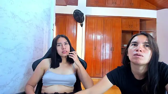 Emily_and_Soffy webcam