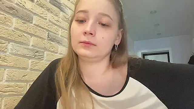 CharmingSarah webcam