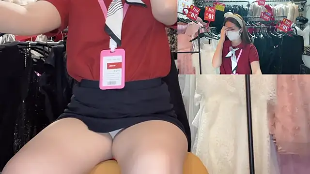 Larissa-Closet webcam