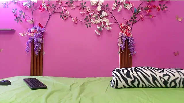 skinnysofia18 - Skinnysofia18's free webcam - UK Sex Cams