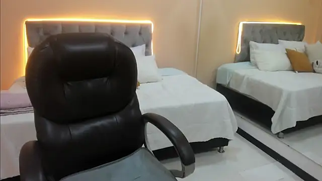 Bela_Craxkerr webcam