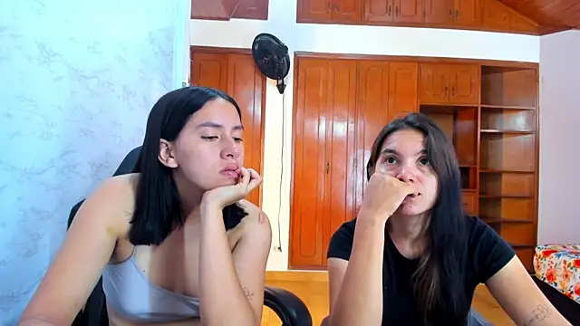 Emily_and_Soffy webcam