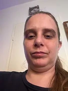 Webcam Model (Chantalee) is live