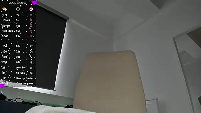 laura-hills18 webcam