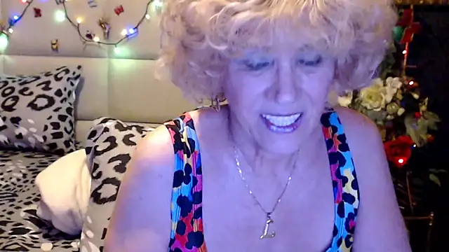 HappyWomanOn webcam