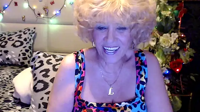 HappyWomanOn webcam