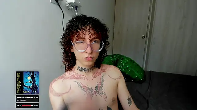 YourGothFemboy webcam