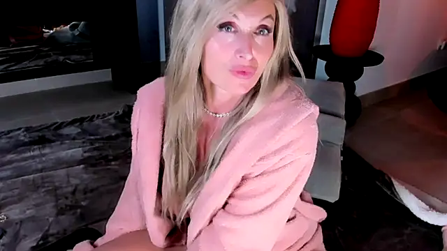 2bigass4_u - blonde slim live cam model from de