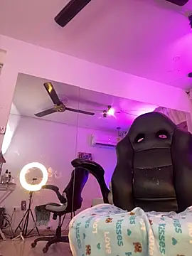 Webcam Model (Auri__)  is live.Free join now!